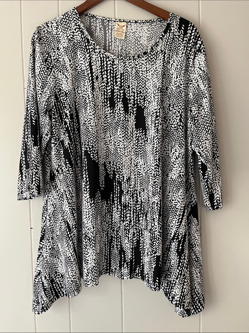 Faded Glory Black & White Printed Swing Tunic